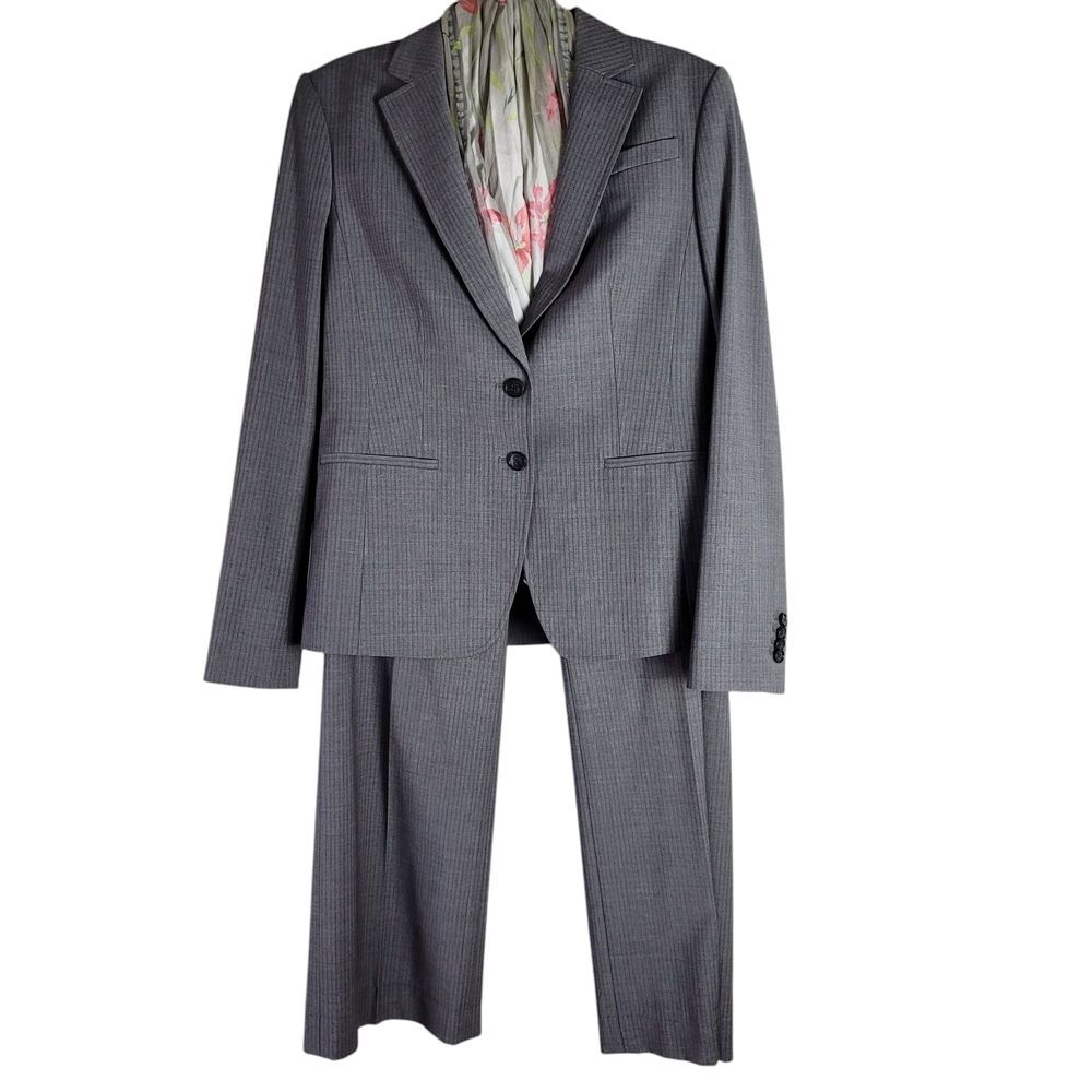 Like New-Ann Taylor Gray Pin-Stripe Wool Blend Pant-Suit.- Sz.6